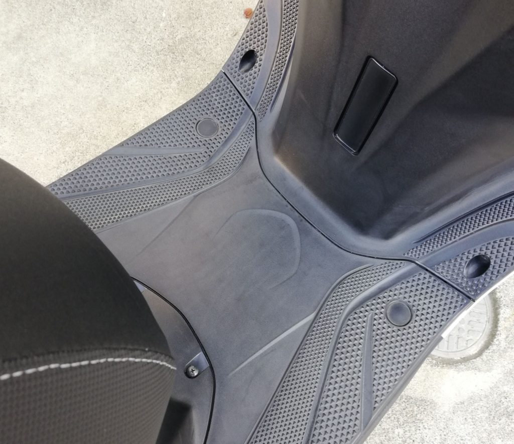 バイクのプラスチック部分が白い 未塗装樹脂の劣化を黒くするクリーナーを買ったよ ほんの主観記